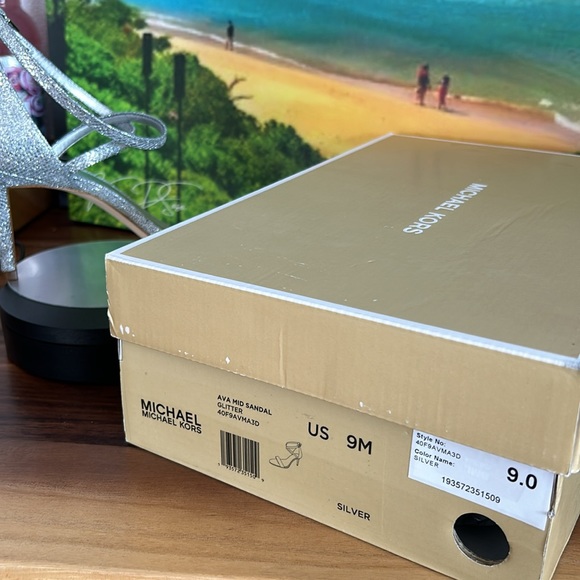 ๐ฅ๐๐๐ MKORS ๐๐ฉ๐๐ซ๐ค๐ฅ๐
Ava Glitter Mid Sandal Retail $110 - Picture 5 of 7